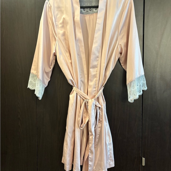 Elegant Pink Lace Trim Robe - Picture 3 of 4